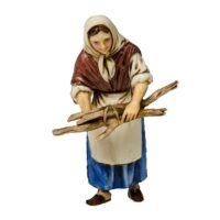 vecchia con un fascio di legno in mano